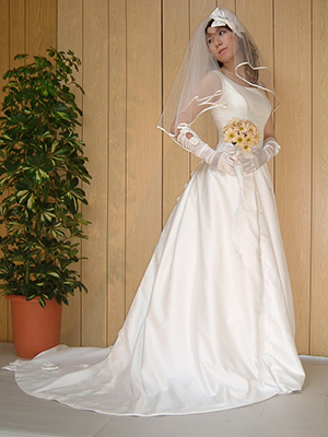 豪華なバッスルスタイルのウェディングドレス