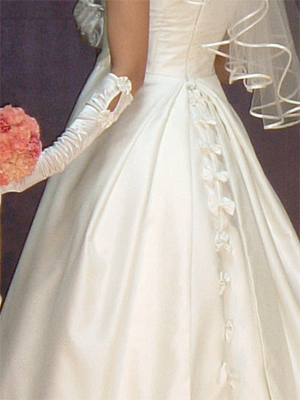 ウエストを細く見せることが出来る、バッスルスタイルの立体裁断ウェディングドレス