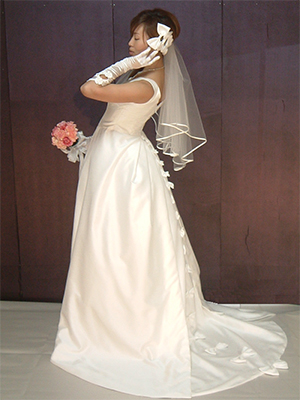 札幌立体裁断教室のバッスルスタイルのウェディングドレス