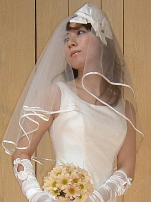 立体裁断教室のシルエットの美しいバッスルスタイルのウェディングドレス