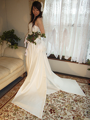 リボンの形のトレーンがとてもすてきな清楚で品のあるウェディングドレス