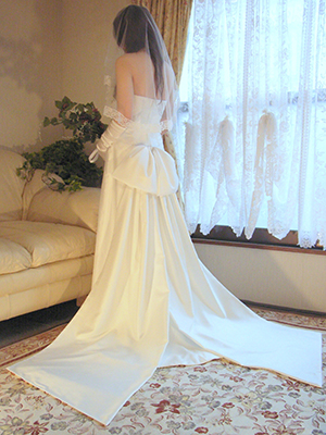 立体裁断で出した立体的なシルエットのウェディングドレス