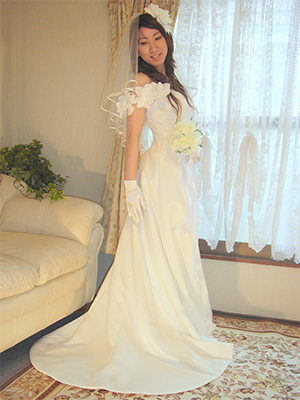 お花が添えられたお袖が素敵で可愛らしいウェディングドレス