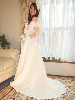 上品な光沢と厚みがある、しっかりとした織りで高級感のあるブライダルサテンを使用してお仕立てしたいウェディングドレス